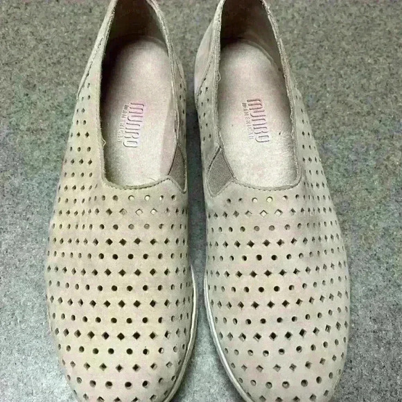 Munro Skipper Sport Slip on Size 8   Color: Stone - Picture 1 of 6